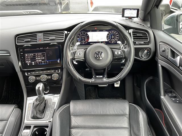 ゴルフR ベースグレード 純正ナビ 黒革シート バックカメラ 純正18インチAW プリクラッシュブレーキ ACC ブラインドスポット レーンアシスト リアトラフィックアラート パワーシート シートヒーター ETC スマートキー(4枚目)