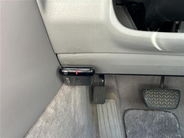 クラウン ロイヤルサルーン　純正オーディオ　ＣＤ／ＦＭ／ＡＭ　社外ＥＴＣ　運転席パワーシート　純正フロアマット　純正１６インチＡＷ　ＨＩＤオートライト　ドアバイザー　電格ミラー　スマートキー　スペアキー有（34枚目）