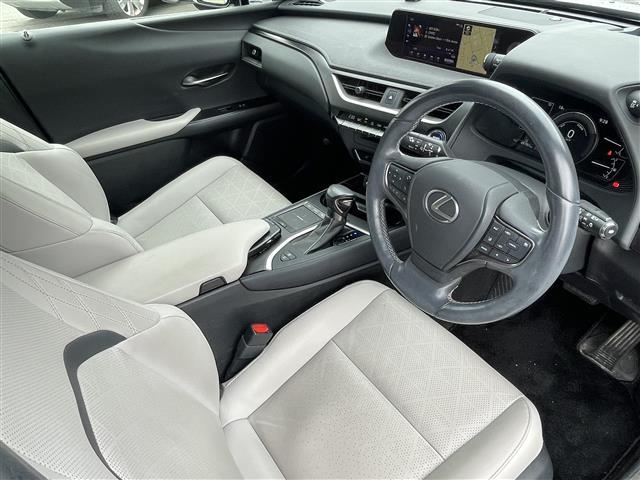 ＵＸ ＵＸ２５０ｈ　バージョンＬ　☆ＡＭ／ＦＭ☆Ｂｌｕｅｔｏｏｔｈ☆プッシュスタート☆パワーバックドア☆ＥＴＣ☆ＬＥＤヘッドライト☆クルーズコントロール☆シートヒーター☆エアシート☆全方位カメラ☆ハイブリッド☆シ（10枚目）