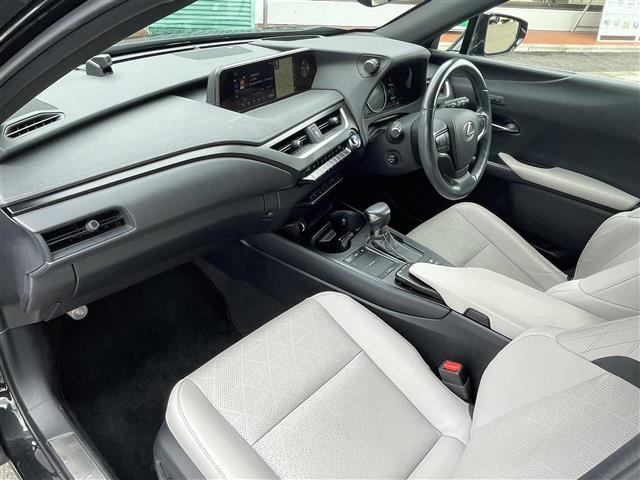 ＵＸ ＵＸ２５０ｈ　バージョンＬ　☆ＡＭ／ＦＭ☆Ｂｌｕｅｔｏｏｔｈ☆プッシュスタート☆パワーバックドア☆ＥＴＣ☆ＬＥＤヘッドライト☆クルーズコントロール☆シートヒーター☆エアシート☆全方位カメラ☆ハイブリッド☆シ（14枚目）
