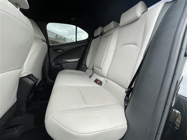 ＵＸ ＵＸ２５０ｈ　バージョンＬ　☆ＡＭ／ＦＭ☆Ｂｌｕｅｔｏｏｔｈ☆プッシュスタート☆パワーバックドア☆ＥＴＣ☆ＬＥＤヘッドライト☆クルーズコントロール☆シートヒーター☆エアシート☆全方位カメラ☆ハイブリッド☆シ（17枚目）