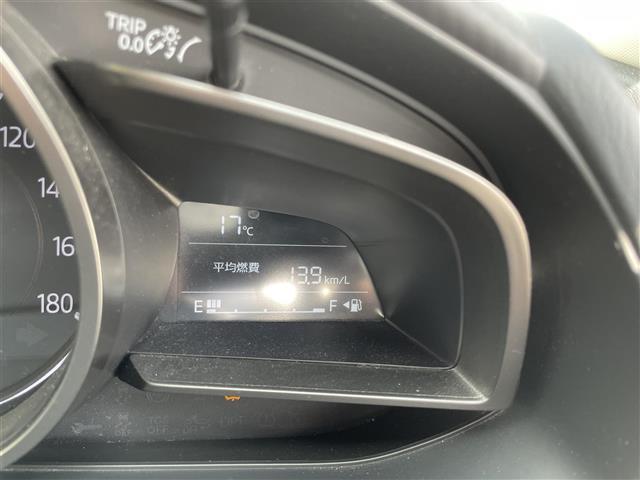 デミオ 13S 4WD 純正ナビ・Bluetooth/TV/DVD/CD/AUX 純正ドラレコ前 純正フロアマット 布系シート 冷房AC 純正15インチAW HIDライト 衝突被害軽減システム ドアバイザー(7枚目)