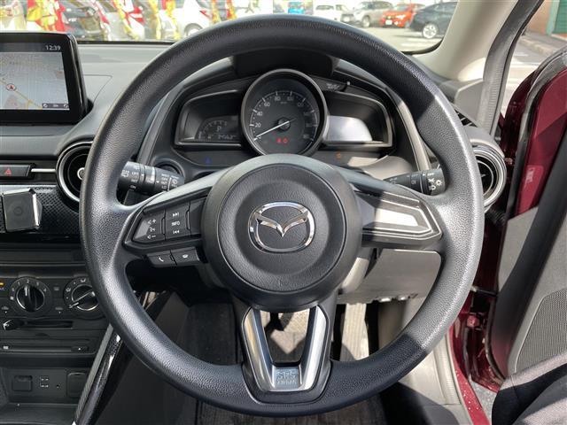 デミオ 13S 4WD 純正ナビ・Bluetooth/TV/DVD/CD/AUX 純正ドラレコ前 純正フロアマット 布系シート 冷房AC 純正15インチAW HIDライト 衝突被害軽減システム ドアバイザー(8枚目)