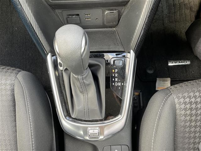 デミオ 13S 4WD 純正ナビ・Bluetooth/TV/DVD/CD/AUX 純正ドラレコ前 純正フロアマット 布系シート 冷房AC 純正15インチAW HIDライト 衝突被害軽減システム ドアバイザー(10枚目)