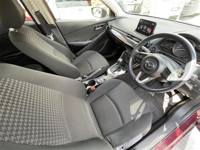 デミオ 13S 4WD 純正ナビ・Bluetooth/TV/DVD/CD/AUX 純正ドラレコ前 純正フロアマット 布系シート 冷房AC 純正15インチAW HIDライト 衝突被害軽減システム ドアバイザー(21枚目)