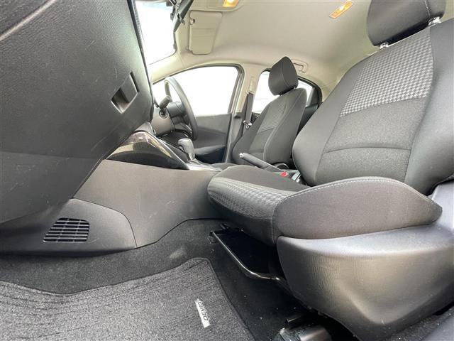 デミオ 13S 4WD 純正ナビ・Bluetooth/TV/DVD/CD/AUX 純正ドラレコ前 純正フロアマット 布系シート 冷房AC 純正15インチAW HIDライト 衝突被害軽減システム ドアバイザー(24枚目)