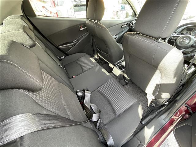 デミオ 13S 4WD 純正ナビ・Bluetooth/TV/DVD/CD/AUX 純正ドラレコ前 純正フロアマット 布系シート 冷房AC 純正15インチAW HIDライト 衝突被害軽減システム ドアバイザー(25枚目)