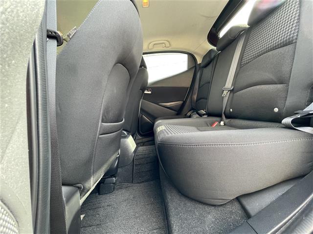 デミオ 13S 4WD 純正ナビ・Bluetooth/TV/DVD/CD/AUX 純正ドラレコ前 純正フロアマット 布系シート 冷房AC 純正15インチAW HIDライト 衝突被害軽減システム ドアバイザー(28枚目)