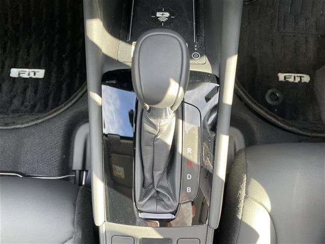 フィット e:HEVリュクス ☆取扱説明書☆保証書☆ワンセグテレビ☆純正ナビ☆AM/FM☆Bluetooth/iPod/AUX/USB☆ワンオーナー☆バックカメラ☆プッシュスタート☆ETC☆クルーズコントロール(9枚目)