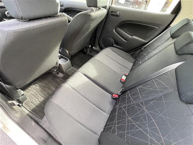 デミオ 13C ☆取扱説明書☆保証書☆リモコンキー☆パワーウィンドウ☆AM/FM/AUX☆ドアバイザー☆ETC☆ハロゲンヘッドライト☆純正フロアマット☆ECO☆スダッドレスタイヤ有(23枚目)