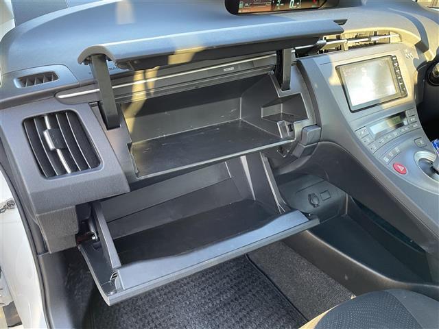 プリウス Ｌ　☆ワンオーナー☆保証書☆取扱説明書☆ワンセグテレビ☆ＡＭ／ＦＭ☆Ｂｌｕｅｔｏｏｔｈ☆プッシュスタート☆パワーウィンドウ☆アイドリングストップ☆スマートキー☆スペアキー☆ＥＴＣ☆（17枚目）