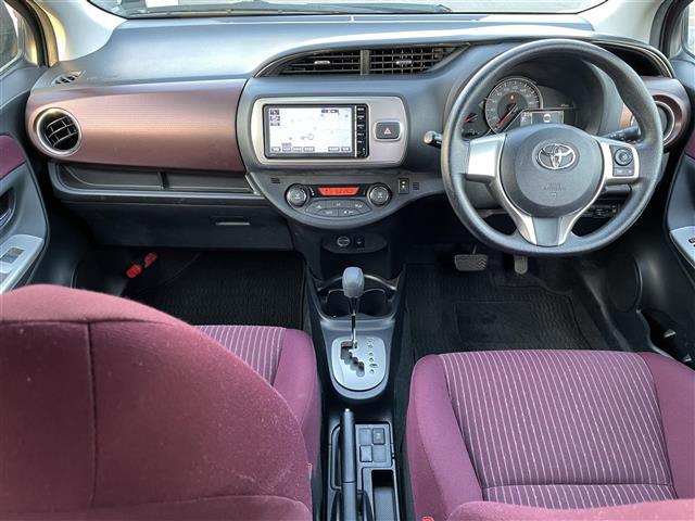 ヴィッツ ジュエラ　☆取扱説明書☆保証書☆ワンセグテレビ☆ＡＭ／ＦＭ☆Ｂｌｕｅｔｏｏｔｈ☆バックカメラ☆スペアキー☆スマートキー☆パワーウィンドウ☆純正フロアマット☆プッシュスタート☆ドアバイザー（3枚目）