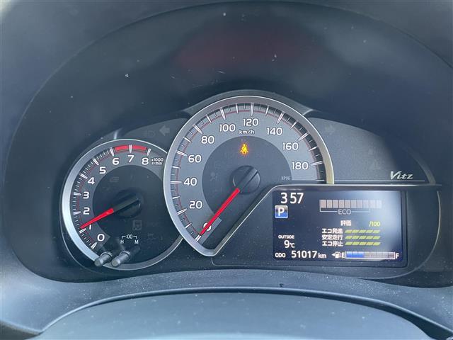 ヴィッツ ジュエラ　☆取扱説明書☆保証書☆ワンセグテレビ☆ＡＭ／ＦＭ☆Ｂｌｕｅｔｏｏｔｈ☆バックカメラ☆スペアキー☆スマートキー☆パワーウィンドウ☆純正フロアマット☆プッシュスタート☆ドアバイザー（4枚目）