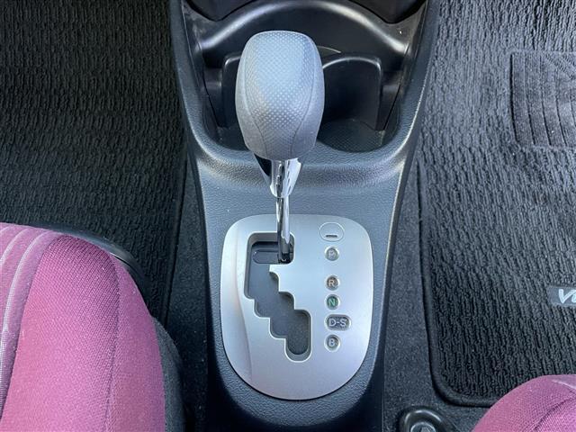 ヴィッツ ジュエラ　☆取扱説明書☆保証書☆ワンセグテレビ☆ＡＭ／ＦＭ☆Ｂｌｕｅｔｏｏｔｈ☆バックカメラ☆スペアキー☆スマートキー☆パワーウィンドウ☆純正フロアマット☆プッシュスタート☆ドアバイザー（7枚目）