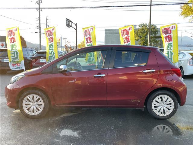 ヴィッツ ジュエラ　☆取扱説明書☆保証書☆ワンセグテレビ☆ＡＭ／ＦＭ☆Ｂｌｕｅｔｏｏｔｈ☆バックカメラ☆スペアキー☆スマートキー☆パワーウィンドウ☆純正フロアマット☆プッシュスタート☆ドアバイザー（32枚目）