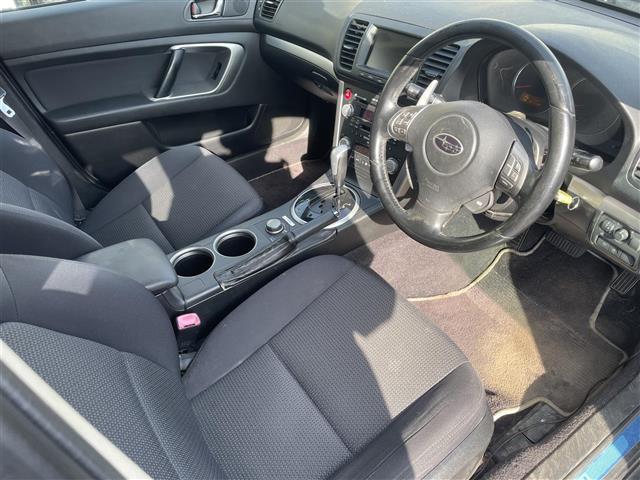 レガシィツーリングワゴン ２．０ＧＴ　４ＷＤ　ＭＴモード付ＡＴ　ＣＤ、ＭＤチェンジャー　社外ＥＴＣ　純正ＨＤＤナビ　レーダー探知機　純正フロアマット　パワーシートＤ席　布系シート　社外１７インチＡＷ　ルーフレール（5枚目）