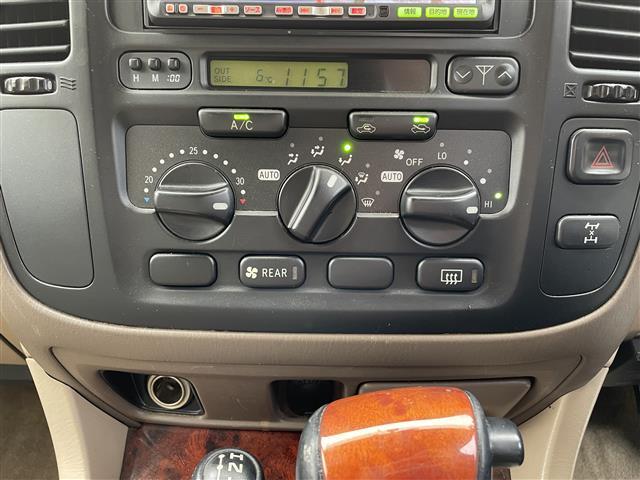 ランドクルーザー１００ ＶＸリミテッド　４ＷＤ　社外ナビ　ＣＤ／ＤＶＤ／ＴＶ　社外ＥＴＣ　純正フロアマット　オートライト　純正ドアバイザー　３列シート　電格ミラー　スペアキー有　取り扱い説明書　保証書（10枚目）