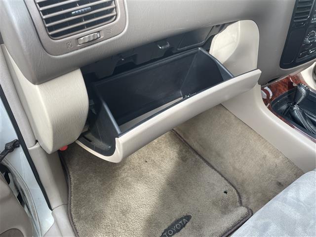 ランドクルーザー１００ ＶＸリミテッド　４ＷＤ　社外ナビ　ＣＤ／ＤＶＤ／ＴＶ　社外ＥＴＣ　純正フロアマット　オートライト　純正ドアバイザー　３列シート　電格ミラー　スペアキー有　取り扱い説明書　保証書（18枚目）