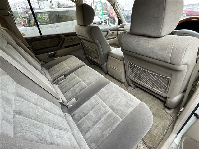 ランドクルーザー１００ ＶＸリミテッド　４ＷＤ　社外ナビ　ＣＤ／ＤＶＤ／ＴＶ　社外ＥＴＣ　純正フロアマット　オートライト　純正ドアバイザー　３列シート　電格ミラー　スペアキー有　取り扱い説明書　保証書（23枚目）