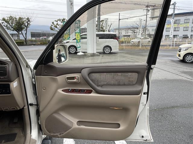 ランドクルーザー１００ ＶＸリミテッド　４ＷＤ　社外ナビ　ＣＤ／ＤＶＤ／ＴＶ　社外ＥＴＣ　純正フロアマット　オートライト　純正ドアバイザー　３列シート　電格ミラー　スペアキー有　取り扱い説明書　保証書（29枚目）