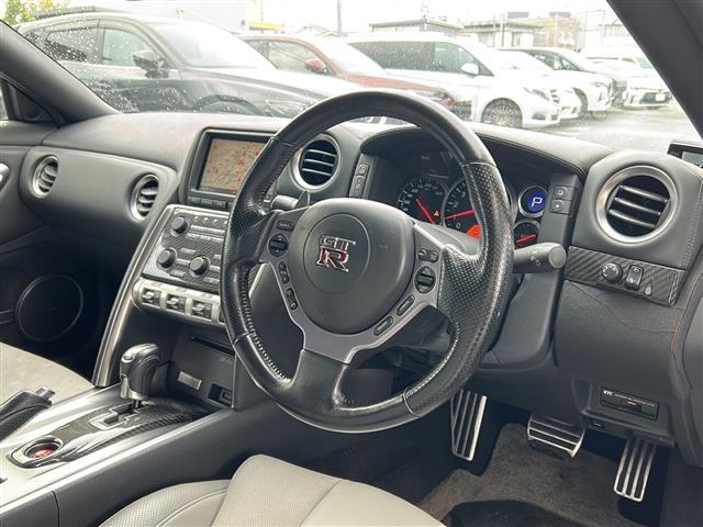 ＧＴ－Ｒ プレミアムエディション　４ＷＤ　純正ナビ　ＢＯＳＥスピーカー　バックカメラ　社外フルセグＴＶ　ＥＴＣ　ハーフレザーシート　前席シートヒーター　パドルシフト　オートライト　クルーズコントロール　ナビステアリングスイッチ（6枚目）