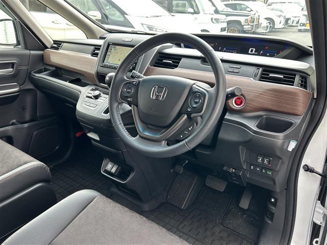 フリード クロスター　純正ナビＶＸＭ－２２４ＶＦｉ　フルセグＴＶ　両側電動ドア　バックカメラ　前席シートヒーター　レーダークルコン　ハーフレザーシート　衝突軽減装置　ナビステアリングスイッチ　ＥＴＣ　ワイパーデアイサー（4枚目）