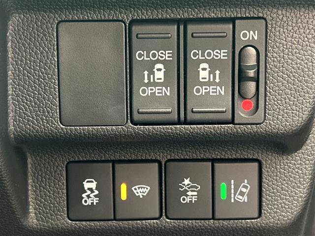 フリード クロスター　純正ナビＶＸＭ－２２４ＶＦｉ　フルセグＴＶ　両側電動ドア　バックカメラ　前席シートヒーター　レーダークルコン　ハーフレザーシート　衝突軽減装置　ナビステアリングスイッチ　ＥＴＣ　ワイパーデアイサー（14枚目）