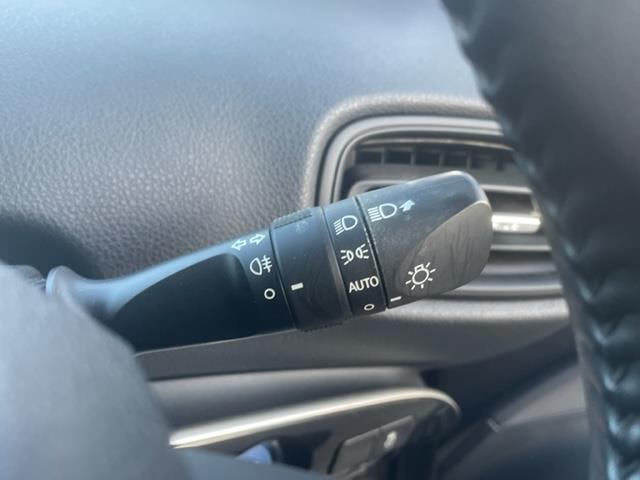 プリウス S バックカメラ 4WD LEDヘッドライト 純正ホイール Bluetooth ドライブレコーダー ETC 純正ナビ クルコン 純正フロアマット オートライト ドアバイザー 電格ミラー 盗難防止センサー(14枚目)