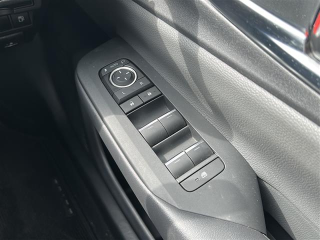 プリウス G 4WD 寒冷地仕様 純正ナビ フルセグTV Bluetooth バックカメラ トヨタセーフティセンス 前席シートヒーター レーダークルーズ クリアランスソナー LEDヘッドライト スマートキー(18枚目)