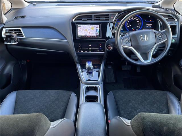 シャトル ハイブリッドＸ　４ＷＤ　ナビ　フルセグＴＶ　シティブレーキ　クルーズコントロール　ＥＴＣ　パドルシフト　ハーフレザーシート　革巻きステアリング　オートライト　フォグランプ　社外アルミホイール　横滑り防止　スマートキー（2枚目）