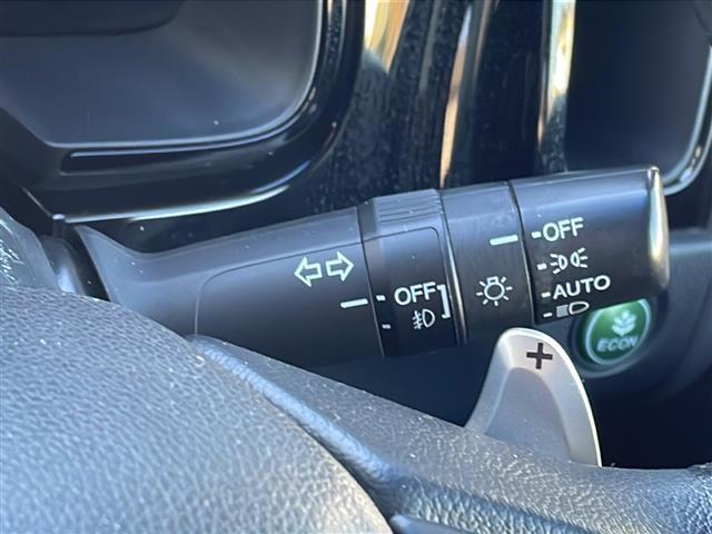 シャトル ハイブリッドＸ　４ＷＤ　ナビ　フルセグＴＶ　シティブレーキ　クルーズコントロール　ＥＴＣ　パドルシフト　ハーフレザーシート　革巻きステアリング　オートライト　フォグランプ　社外アルミホイール　横滑り防止　スマートキー（11枚目）