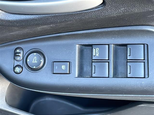 シャトル ハイブリッドＸ　４ＷＤ　ナビ　フルセグＴＶ　シティブレーキ　クルーズコントロール　ＥＴＣ　パドルシフト　ハーフレザーシート　革巻きステアリング　オートライト　フォグランプ　社外アルミホイール　横滑り防止　スマートキー（12枚目）