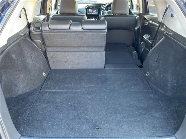 シャトル ハイブリッドＸ　４ＷＤ　ナビ　フルセグＴＶ　シティブレーキ　クルーズコントロール　ＥＴＣ　パドルシフト　ハーフレザーシート　革巻きステアリング　オートライト　フォグランプ　社外アルミホイール　横滑り防止　スマートキー（21枚目）