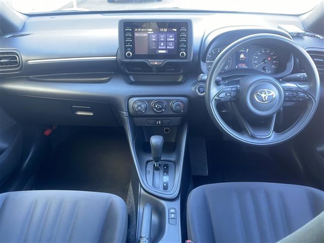 ヤリス Ｘ　４ＷＤ　寒冷地仕様　純正ナビ　ｂｌｕｅｔｏｏｔｈ　バックカメラ　衝突被害軽減ブレーキ　クルーズコントロール追従有　コーナーセンサー　ＥＴＣ　レーンキープアシスト　純正フロアマット　スマートキー（2枚目）