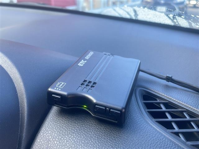 ヤリス Ｘ　４ＷＤ　寒冷地仕様　純正ナビ　ｂｌｕｅｔｏｏｔｈ　バックカメラ　衝突被害軽減ブレーキ　クルーズコントロール追従有　コーナーセンサー　ＥＴＣ　レーンキープアシスト　純正フロアマット　スマートキー（8枚目）