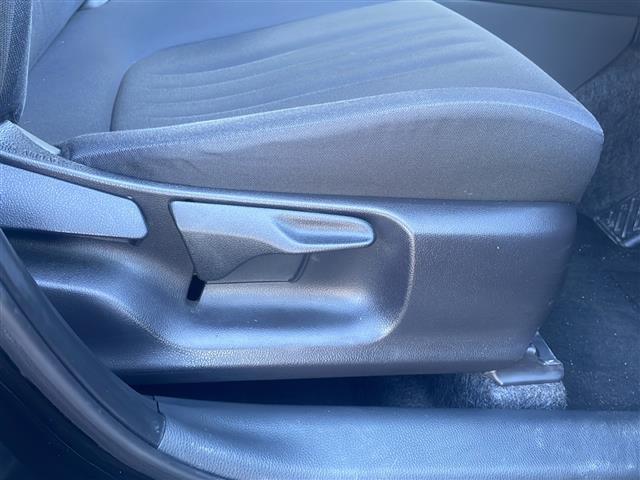 ヤリス Ｘ　４ＷＤ　寒冷地仕様　純正ナビ　ｂｌｕｅｔｏｏｔｈ　バックカメラ　衝突被害軽減ブレーキ　クルーズコントロール追従有　コーナーセンサー　ＥＴＣ　レーンキープアシスト　純正フロアマット　スマートキー（25枚目）