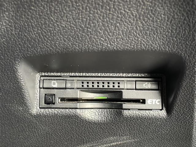 プリウス Ａ　４ＷＤ　純正ナビ　フルセグＴＶ　Ｂｌｕｅｔｏｏｔｈ　バックカメラ　衝突被害軽減ブレーキ　オートクルーズ　バックソナー　ＨＵＤ　ＥＴＣ　ＬＥＤヘッドライト　オートライト　レーンキープ　スマートキー（7枚目）