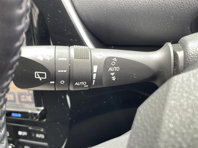 プリウス Ａ　４ＷＤ　純正ナビ　フルセグＴＶ　Ｂｌｕｅｔｏｏｔｈ　バックカメラ　衝突被害軽減ブレーキ　オートクルーズ　バックソナー　ＨＵＤ　ＥＴＣ　ＬＥＤヘッドライト　オートライト　レーンキープ　スマートキー（12枚目）