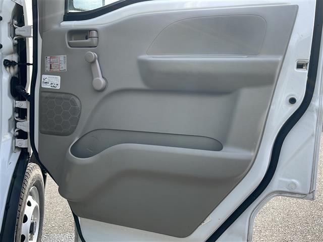 エブリイ ＰＡ　４ＷＤボタン有　オートマシフト　純正ラジオ　両側スライドドア　純正ゴムマット　ドアバイザー　スペアキー　ヘッドアップコンソール　純正スチールホイール（12枚目）