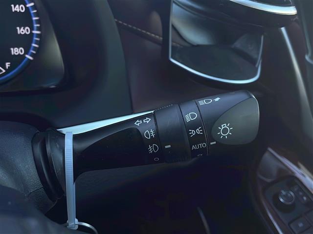 ハリアーハイブリッド プレミアム　４ＷＤ　純正モデリスタフルエアロ　サンルーフ　Ｂｌｕｔｏｏｔｈ　バックカメラ　ＡＬＰＩＮＥナビ　フルセグＴＶ　ＥＴＣ　コーナーセンサー　純正ＬＥＤライト　オートライト　ドライブレコーダー前　電動ハッチ（12枚目）