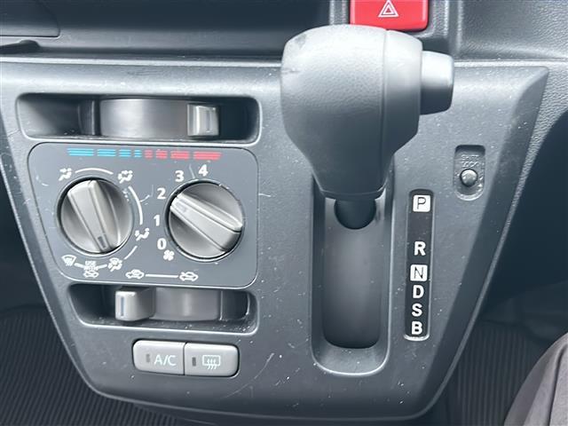 ミライース Ｌ　４ＷＤ　ＡＬＰＩＮＥカーナビ　フルセグＴＶ　Ｂｌｕｅｔｏｏｔｈ　ＣＤ　ＤＶＤ再生　ＥＴＣ　オートライト　横滑り防止装置　純正ホイールキャップ　フロアマット　ドアバイザー　ライトレベライザ　リモコンキー（10枚目）