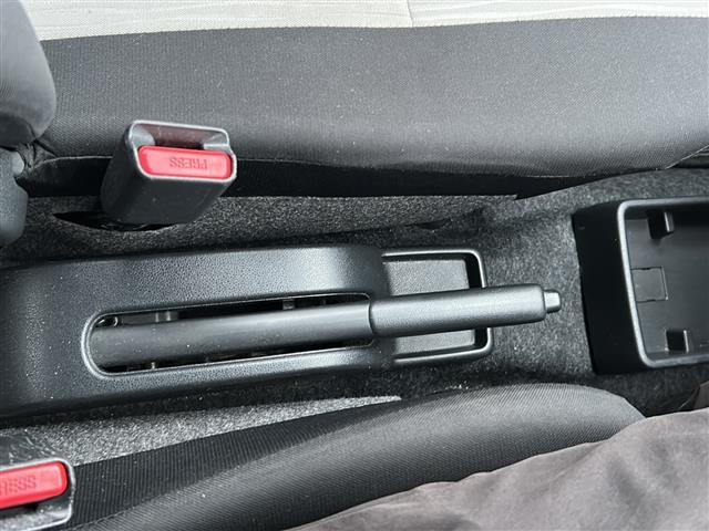 ミライース Ｌ　４ＷＤ　ＡＬＰＩＮＥカーナビ　フルセグＴＶ　Ｂｌｕｅｔｏｏｔｈ　ＣＤ　ＤＶＤ再生　ＥＴＣ　オートライト　横滑り防止装置　純正ホイールキャップ　フロアマット　ドアバイザー　ライトレベライザ　リモコンキー（12枚目）