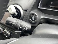 【オート機能付きワイパー操作レバー】レインセンサーにより自動でワイパーを動かし、雨水などを除去してくれます。 6