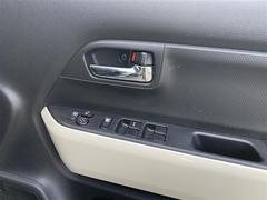 【パワーウィンドウ】運転席から全座席の窓の昇降操作が可能。お子様などの操作による予期せぬトラブルを防止できるロック機能もあります。 5