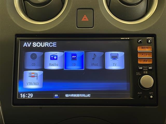 ノート X 純正7インチSDナビ/ワンセグTV/バックカメラ/ETC/プッシュスタート/スマートキー/アイドリングストップ/ABS/純正フロアマット/電動格納ミラー/ヘッドライトレベライザー/ドアバイザー(4枚目)