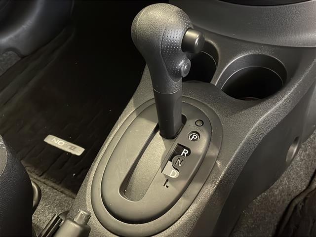 ノート X 純正7インチSDナビ/ワンセグTV/バックカメラ/ETC/プッシュスタート/スマートキー/アイドリングストップ/ABS/純正フロアマット/電動格納ミラー/ヘッドライトレベライザー/ドアバイザー(24枚目)