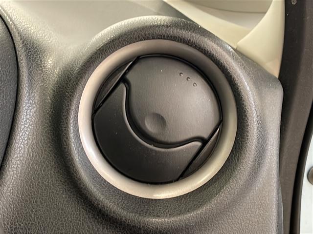 ノート X 純正7インチSDナビ/ワンセグTV/バックカメラ/ETC/プッシュスタート/スマートキー/アイドリングストップ/ABS/純正フロアマット/電動格納ミラー/ヘッドライトレベライザー/ドアバイザー(31枚目)