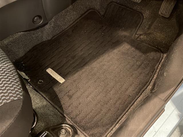 ノート X 純正7インチSDナビ/ワンセグTV/バックカメラ/ETC/プッシュスタート/スマートキー/アイドリングストップ/ABS/純正フロアマット/電動格納ミラー/ヘッドライトレベライザー/ドアバイザー(34枚目)