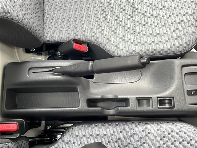 NT100クリッパートラック DX ワンオーナー ・AMFMラジオ・後方クリアランスソナー・横滑り防止装置・アイドリングストップ・オートライト・エアコン(16枚目)