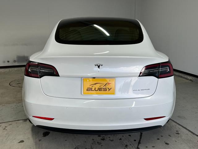 モデル3 ロングレンジ 走行2.2万キロ・正規ディーラー車・上海製造・Intel Atom・オートパイロット・ガラスルーフ・ホワイトレザーシート・パワートランク・純正19インチアルミホイール・シートヒーター・パワーシート(3枚目)